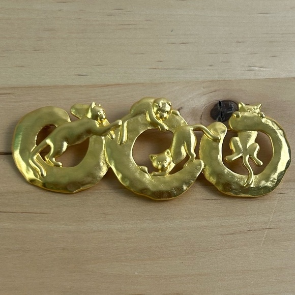 Vintage Whimsical JJ Mark Cat Brooch Pin Matt Gold Playful Kittens Cat Lady - Picture 1 of 7